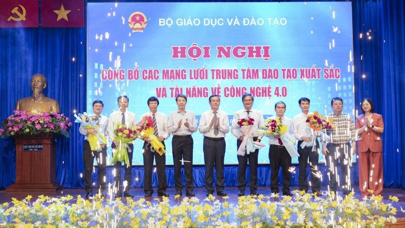 Ra mắt các mạng lưới trung tâm đào tạo xuất sắc và tài năng về công nghệ 4.0 khu vực miền trung và miền nam