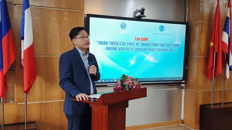 Phó Giáo sư, Tiến sĩ Trần Việt Dũng, Phó Hiệu trưởng Trường đại học Luật Thành phố Hồ Chí Minh phát biểu tại tọa đàm.