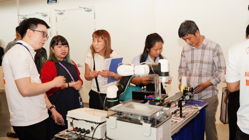 Báo Dân Xã Các đại biểu tham quan các sản phẩm được trưng bày WISE HCMC+ 2025.