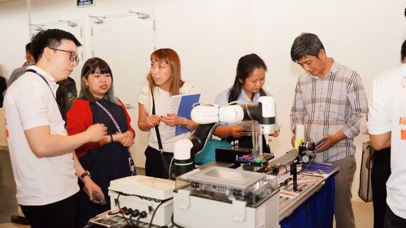 Các đại biểu tham quan các sản phẩm được trưng bày WISE HCMC+ 2025.