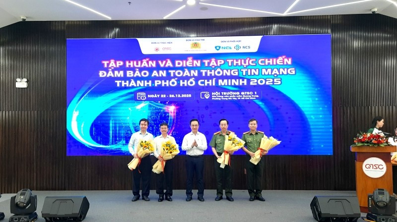 Ban tổ chức tặng hoa cho các đơn vị tham gia chương trình.