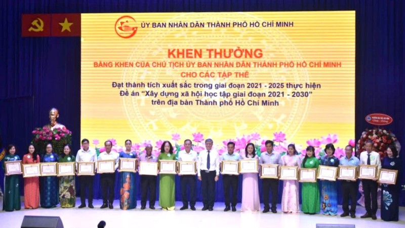 Khen thưởng các cá nhân, tập thể có thành tích xuất sắc trong thực hiện xây dựng xã hội học tập suốt đời.
