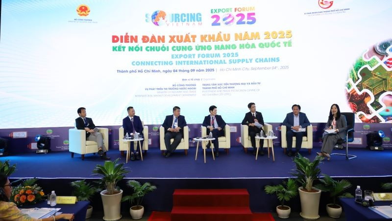 Các đại biểu tham gia phiên thảo luận tại diễn đàn.