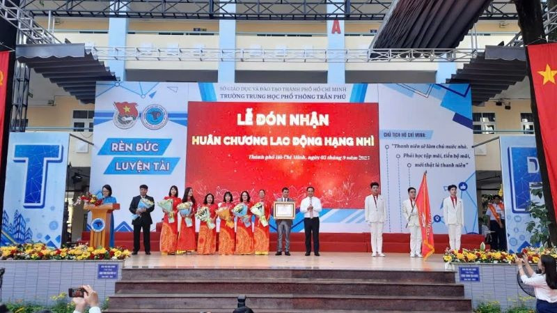 Đồng chí Nguyễn Văn Được, Chủ tịch Ủy ban nhân dân Thành phố Hồ Chí Minh trao Huân chương Lao động hạng Nhì của Chủ tịch nước cho tập thể Trường Trung học phổ thông Trần Phú.