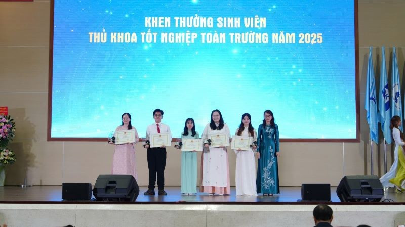 Đại học Quốc gia Thành phố Hồ Chí Minh khen thưởng sinh viên thủ khoa tốt nghiệp toàn trường năm 2025.