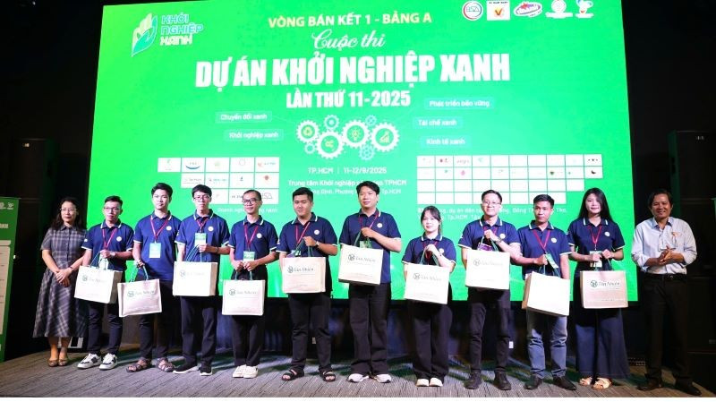 Ban tổ chức trao quà cho các đại diện dự án tham gia cuộc thi.