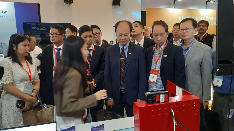 Các đại biểu tham quan các sản phẩm công nghệ được trưng bày tại Tech4Life 2025.