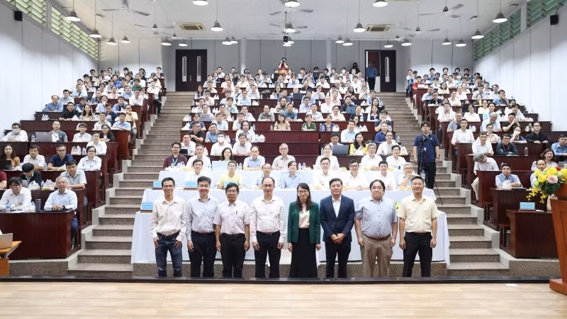 Các đại biểu chụp ảnh lưu niệm.