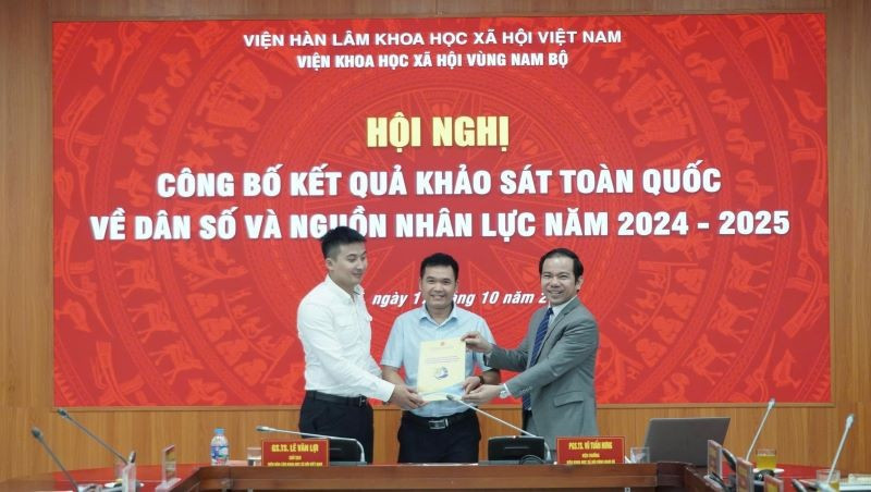 Bàn giao Kết quả khảo sát toàn quốc về dân số và nguồn nhân lực Việt Nam năm 2024-2025 cho các cơ quan, đơn vị.