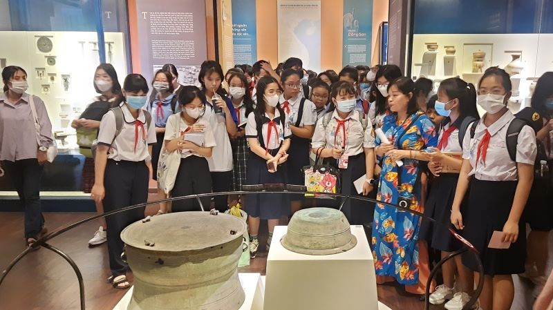 Học sinh tham quan Bảo tàng lịch sử Thành phố Hồ Chí Minh.