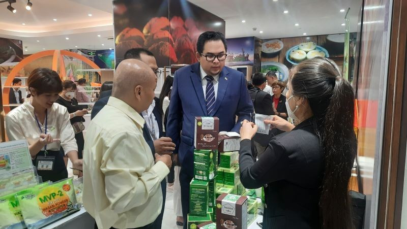 Nhà đầu tư nước ngoài tìm hiểu sản phẩm doanh nghiệp Thành phố Hồ Chí Minh được trưng bày tại Trung tâm Xúc tiến Thương mại và Đầu tư Thành phố Hồ Chí Minh