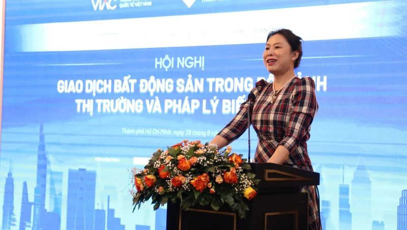 Bà Hồ Thị Quyên, Phó Giám đốc Trung tâm Xúc tiến Thương mại và Đầu tư Thành phố Hồ Chí Minh phát biểu tại hội nghị.