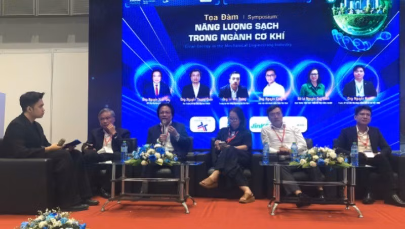 Các chuyên gia tham gia tọa tại Hội thảo "Năng lượng sạch trong ngành cơ khí".