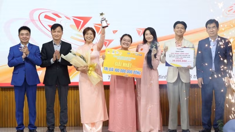 Ban tổ chức trao giải Nhất cho Đội thi NEXTEDGE.