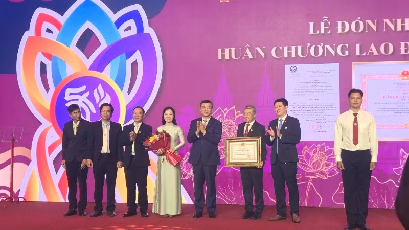 Thừa lệnh Chủ tịch nước, Thứ trưởng Giáo dục và Đào tạo Nguyễn Văn Phúc trao tặng Huân chương Lao động hạng Ba cho Trường đại học Sư phạm Thể dục thể thao Thành phố Hồ Chí Minh.