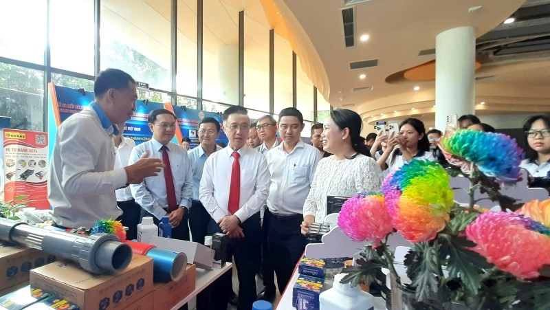 Đại biểu tham quan các gian trưng bày tại Lễ ra mắt Sàn Giao dịch công nghệ Thành phố Hồ Chí Minh phiên bản mới.