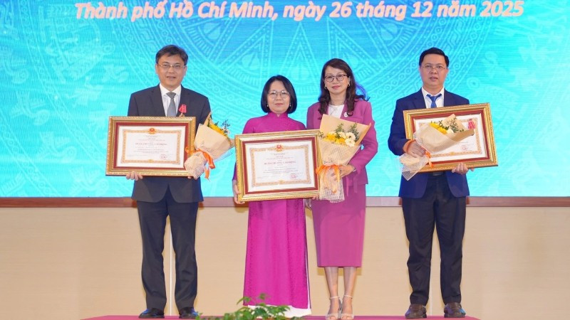 Các tập thể, cá nhân vinh dự nhận Huân chương Lao động do Chủ tịch nước trao tặng.