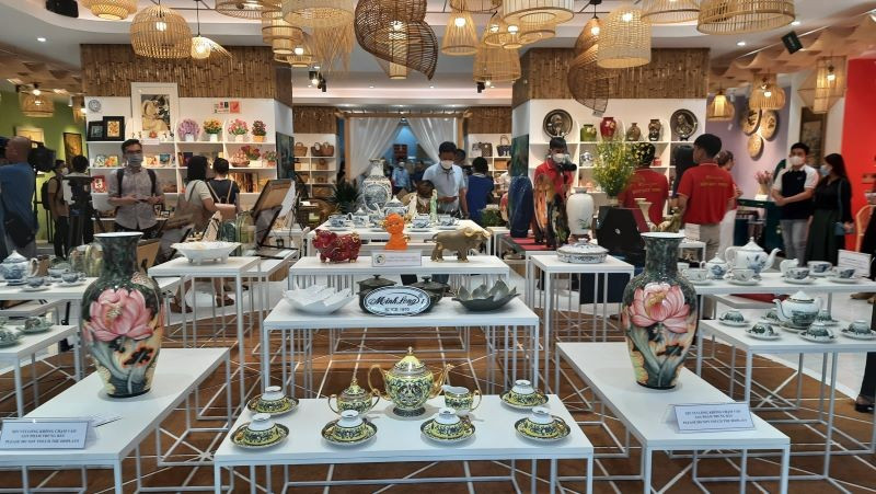 Các doanh nghiệp trưng bày sản phẩm thủ công mỹ nghệ tại Showroom Trung tâm Xúc tiến, Thương mại và Đầu tư Thành phố Hồ Chí Minh. 