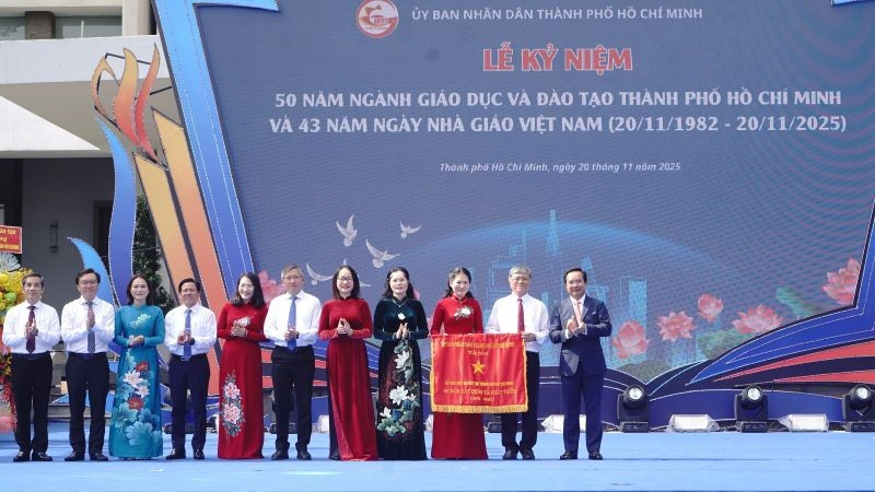 Ủy ban nhân dân Thành phố Hồ Chí Minh trao tặng Cờ truyền thống cho Sở Giáo dục và Đào tạo Thành phố Hồ Chí Minh.