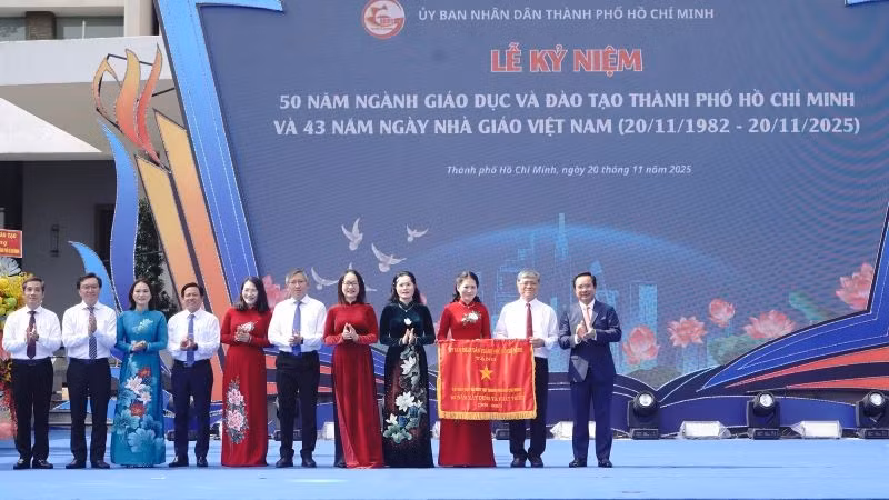 Ủy ban nhân dân Thành phố Hồ Chí Minh trao tặng Cờ truyền thống cho Sở Giáo dục và Đào tạo Thành phố Hồ Chí Minh.