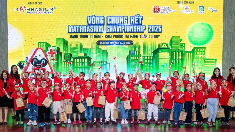 Các thí sinh đạt giải chụp ảnh lưu niệm.