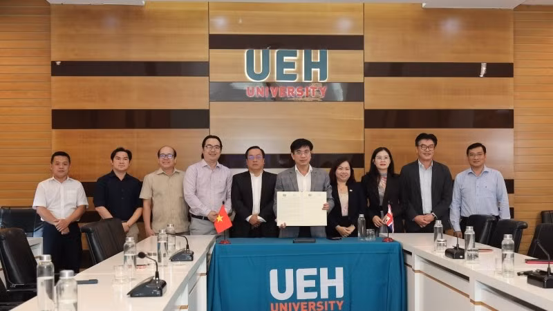 Ký kết hợp tác (MOU) triển khai “Chương trình đào tạo EMI tại Việt Nam”.