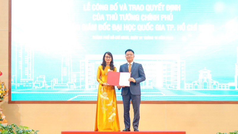 Đồng chí Lê Thành Long, Phó Thủ tướng Chính phủ trao Quyết định bổ nhiệm Giám đốc Đại học Quốc gia Thành phố Hồ Chí Minh cho Giáo sư, Tiến sĩ Nguyễn Thị Thanh Mai