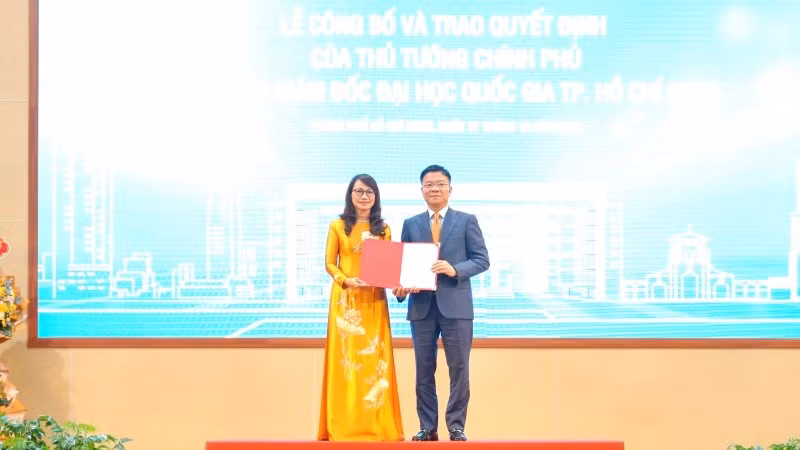 Đồng chí Lê Thành Long, Phó Thủ tướng Chính phủ trao Quyết định bổ nhiệm Giám đốc Đại học Quốc gia Thành phố Hồ Chí Minh cho Giáo sư, Tiến sĩ Nguyễn Thị Thanh Mai