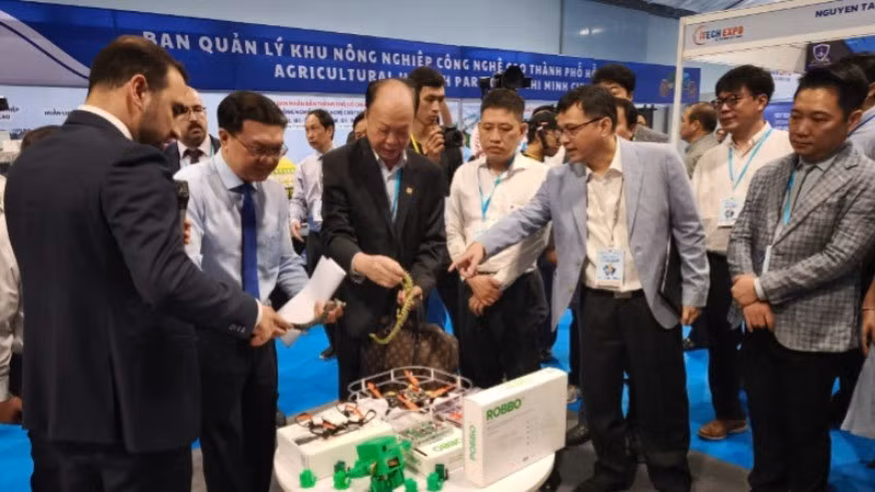 Các đại biểu tham quan gian hàng trưng bày sản phẩm.