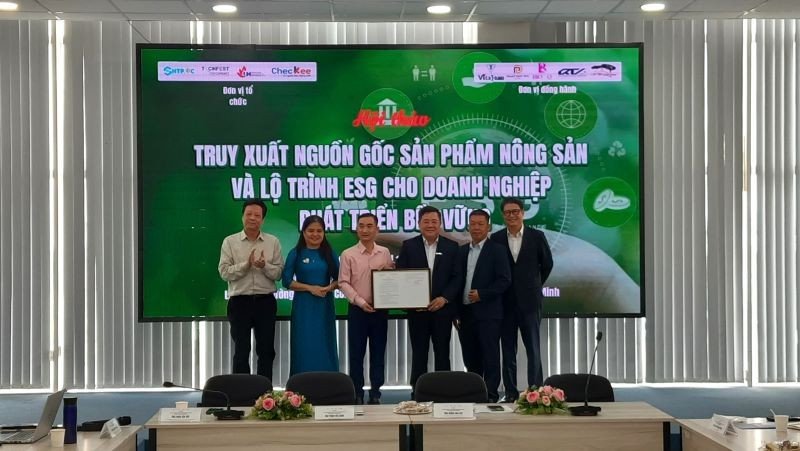 Trao quyết định tiếp nhận dự án tham gia chương trình ươm tạo cho Công ty cổ phần Công nghệ Checkee.