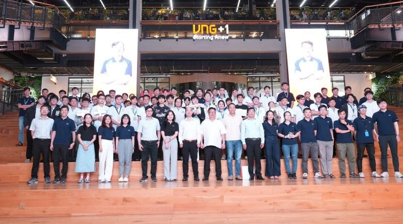 Các đại biểu chụp ảnh lưu niệm