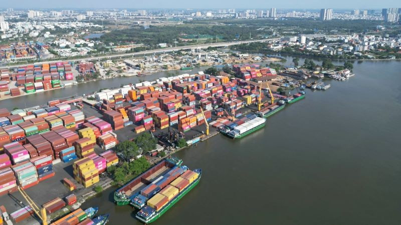 Bốc dỡ hàng hóa tại cảng Trường Thọ, phường Bình Trưng, Thành phố Hồ Chí Minh (Ảnh THẾ ANH).