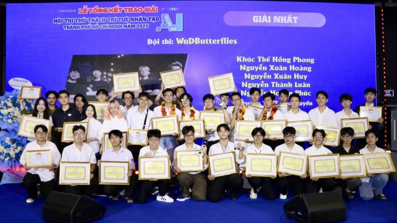 Các đội đoạt giải chụp ảnh lưu niệm.