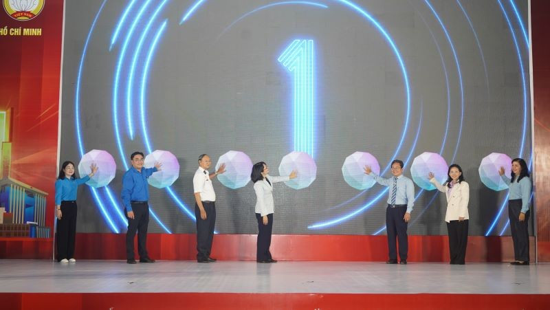 Nghi thức phát động Phong trào “Bình dân học vụ số” giai đoạn 2025-2026. (Ảnh: THẾ ANH)