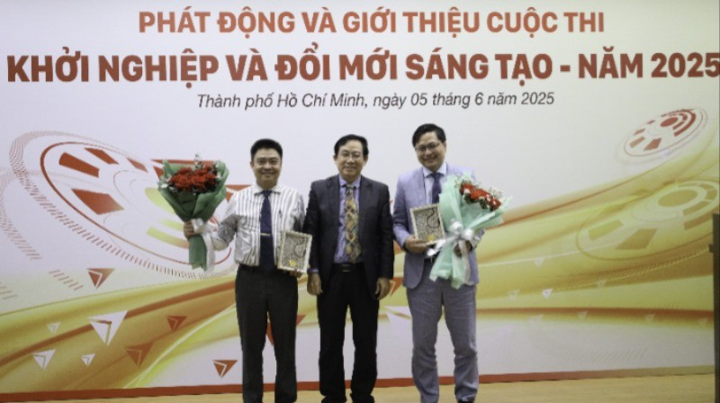 Lãnh đạo Trường đại học Kiến trúc Thành phố Hồ Chí Minh tặng quà lưu niệm cho các đơn vị đồng tổ chức.