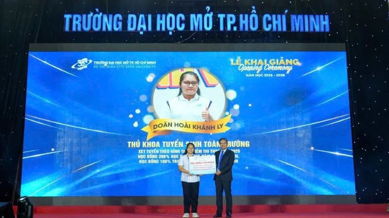 Trường đại học Mở Thành phố Hồ Chí Minh trao học bổng cho tân sinh viên.
