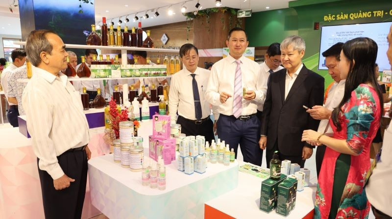 Các đại biểu tham quan sản phẩm tiêu biểu được trưng bày tại “Tuần hàng giới thiệu, quảng bá sản phẩm nông sản, sản phẩm công nghiệp nông thôn tiêu biểu, sản phẩm OCOP và đặc sản tỉnh Quảng Trị”.