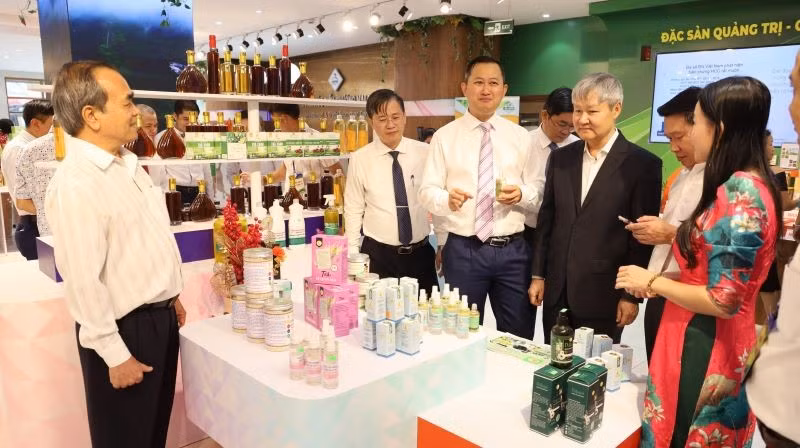 Các đại biểu tham quan sản phẩm tiêu biểu được trưng bày tại “Tuần hàng giới thiệu, quảng bá sản phẩm nông sản, sản phẩm công nghiệp nông thôn tiêu biểu, sản phẩm OCOP và đặc sản tỉnh Quảng Trị”.