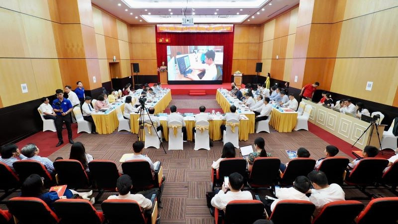 Quang cảnh Tọa đàm “Đẩy mạnh ứng dụng trí tuệ nhân tạo trong giáo dục và đào tạo-Những lợi ích và thách thức”.