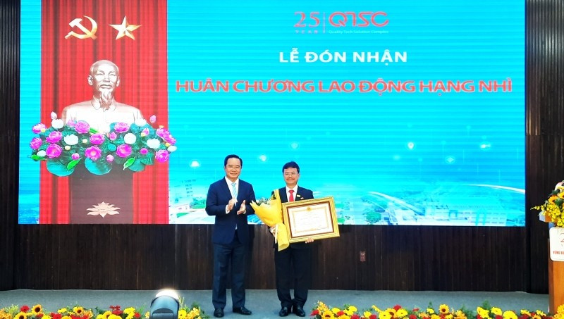 Ông Nguyễn Văn Được, Chủ tịch Ủy ban nhân dân Thành phố Hồ Chí Minh trao Huân chương lao động hạng Nhì cho ông Trần Hữu Dũng (bên phải ảnh).
