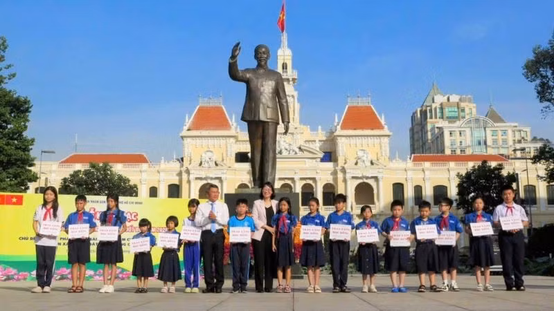 Ban tổ chức trao học bổng cho các gương điển hình trong học tập suốt đời.