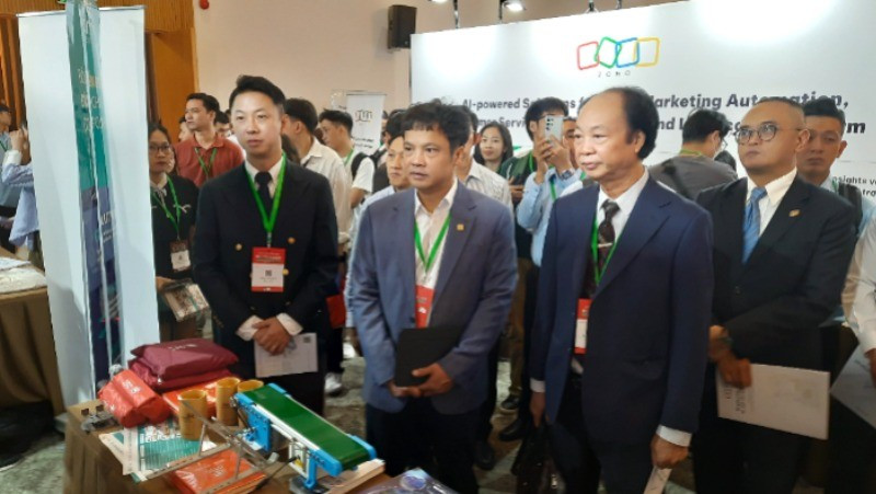 Các đại biểu tham quan các gian hàng trưng bày công nghệ tại Biztech 2025.
