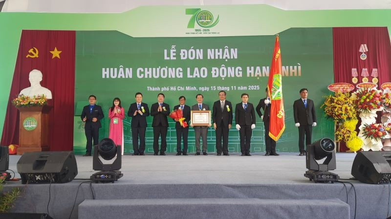 Trường đại học Nông lâm Thành phố Hồ Chí Minh đón nhận Huân chương Lao động hạng Nhì.