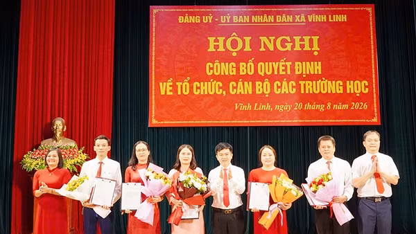 Lãnh đạo xã Vĩnh Linh trao quyết định thành lập các trường học. (Ảnh: Mỹ Hằng)
