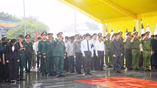 Các đại biểu của tỉnh Quảng Trị tưởng niệm, tri ân các Anh hùng liệt sĩ. (Ảnh: LÂM QUANG HUY)