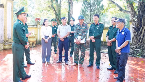 Lực lượng chức năng khảo sát phối hợp người dân xã Hiếu Giang tại vị trí nghi có 16 hài cốt liệt sĩ. ( Ảnh: LÂM QUANG HUY)