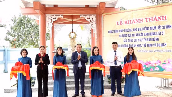 Đồng chí Nguyễn Văn Hùng cùng lãnh đạo xã Vĩnh Hoàng cắt băng khánh thành công trình.