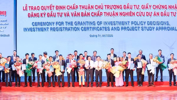 Lãnh đạo tỉnh Quảng Trị trao Quyết định chấp thuận chủ trương đầu tư; Giấy chứng nhận đăng ký đầu tư và Văn bản chấp thuận nghiên cứu dự án đầu tư cho các doanh nghiệp.