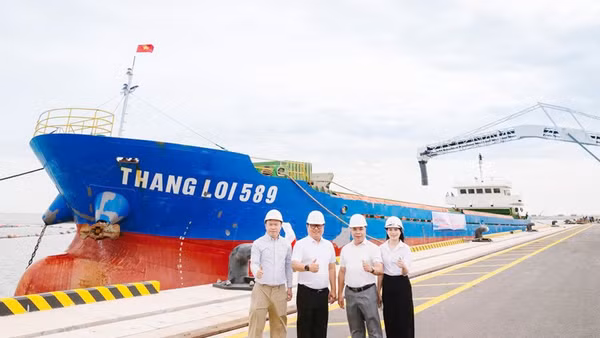 Cảng nước sâu Mỹ Thủy vừa được đưa vào khai thác, sử dụng. 