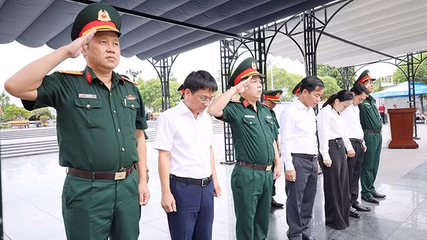 Bí Thư Tỉnh ủy Quảng Trị Nguyễn Văn Phương cùng Đoàn công tác dành phút mặc niệm các Anh hùng liệt sĩ. 